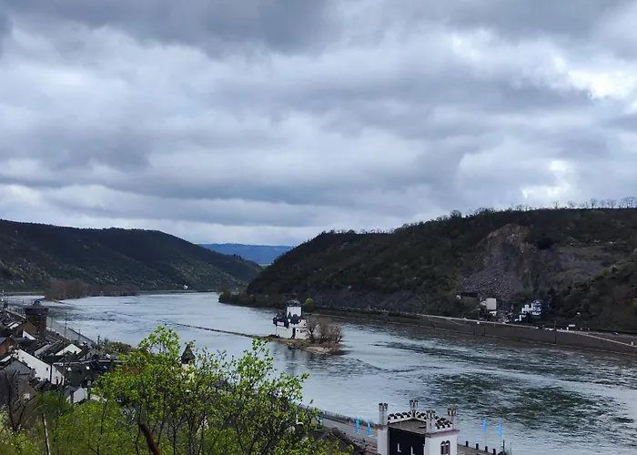 Direkt Am Rhein Mit Burgblick Nahe Rheinsteig Bis 8 Personen, 2 Baeder, 4 Zimmer, Kueche, Netflix