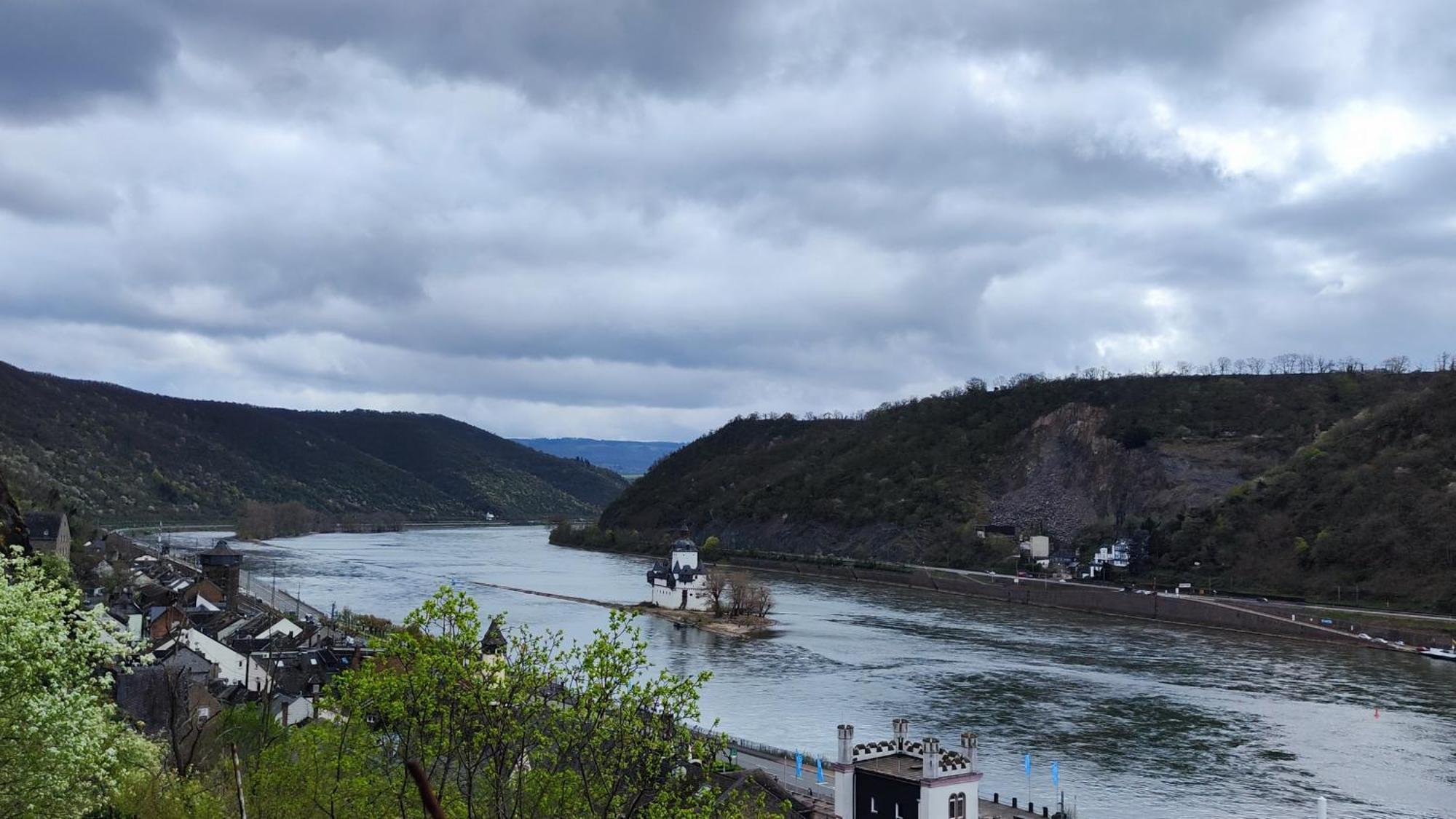 Direkt Am Rhein Mit Burgblick Nahe Rheinsteig Bis 8 Personen, 2 Baeder, 4 Zimmer, Kueche, Netflix Apartment Kaub