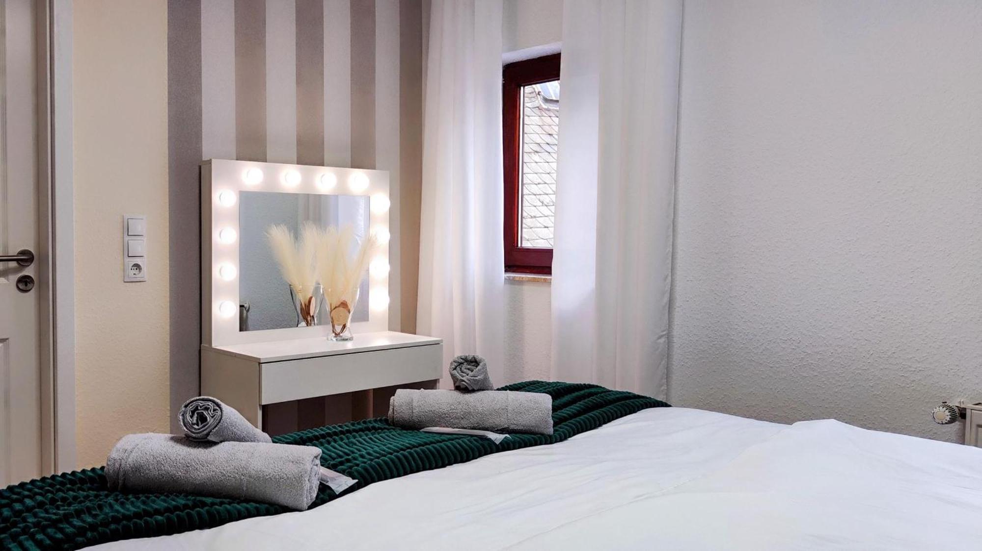 Direkt Am Rhein Mit Burgblick Nahe Rheinsteig Bis 8 Personen, 2 Baeder, 4 Zimmer, Kueche, Netflix Apartment *